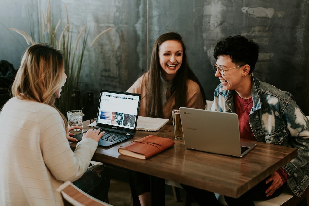 Recruiting-Team tauscht sich über Job-Profile aus und freut sich über passende Kandidaten für ihre offenen Stellen.
