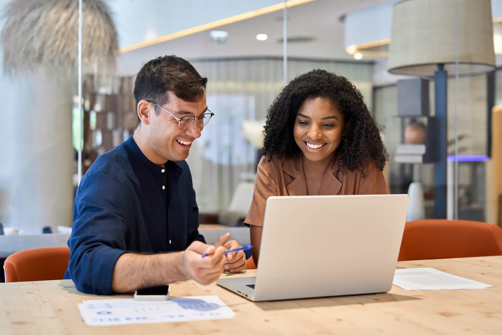 Recruiter und Personalverantwortliche im Recruiting-Gespräch in moderner Büroumgebung.